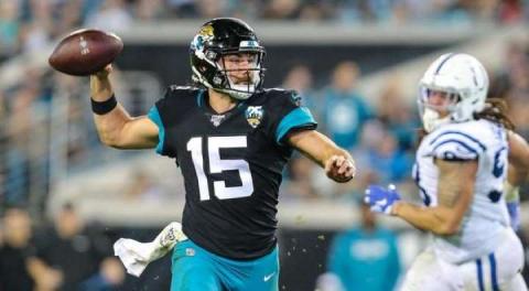 Jacksonville Jaguars quarterback Gardner Minshew II (15) throws a touchdown pass during the fourth quarter of a game against the Indianapolis Colts on Dec. 29, 2019 in Jacksonville. Jaguars won 38-20. (GARY LLOYD MCCULLOUGH/TNS)