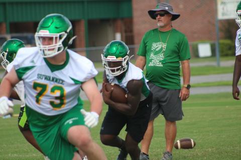 Suwannee quarterback Jaquez Moore follows a block up the field during practice on Aug. 25. (JAMIE WACHTER/Lake City Reporter)