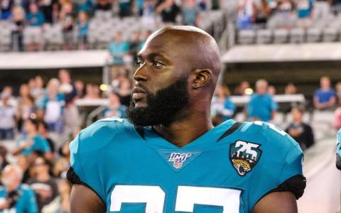 Jacksonville Jaguars running back Leonard Fournette (27) stands for the national anthem before a game against the Tennessee Titans at TIAA Bank Field on Sept. 19, 2019 in Jacksonville. (GARY LLOYD MCCULLOUGH/TNS)