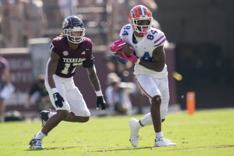 Florida tight end Kyle Pitts (84) catches a pass as Texas A&M defensive back Jaylon Jones (17) defends on Saturday in College Station, Texas. SAM CRAFT/Associated Press)