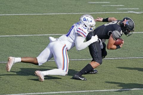 Florida linebacker Andrew Chatfield Jr. (10) brings down Vanderbilt quarterback Ken Seals (8) on Nov. 21 in Nashville, Tenn. (MARK HUMPHREY/Associated Press)