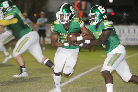 Suwannee quarterback Jaquez Moore hands the ball off the running back Malachi Graham against Ponte Vedra on Oct. 23. (PAUL BUCHANAN/Special to the Reporter)