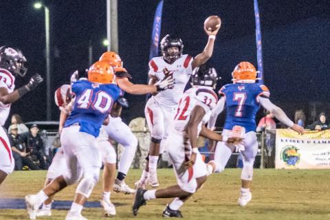 Fort White quarterback Tyler Jefferson throws a pass to Kamarion Griffin during Friday’s Region 3-1A quarterfinal against Branford. (CHRISTINA FEAGIN/Special to the Reporter)