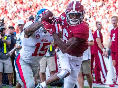 Alabama receiver DeVonta Smith catches a touchdown against Ole Miss on Sept. 28, 2019. (MICKEY WELSH/TNS)