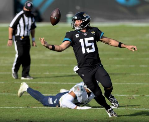 Jacksonville quarterback Gardner Minshew bobbles the ball on a late third-quarter scramble earlier this season against Tennessee. Minshew is competing for the starting job with Mike Glennon in practice this week. (BOB SELF/Florida Times-Union/TNS)