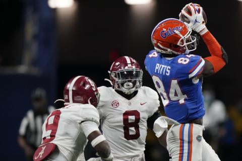 Florida tight end Kyle Pitts (84) makes the catch ahead of Alabama linebacker Christian Harris (8) on Saturday in Atlanta. (BRYNN ANDERSON/Associated Press)