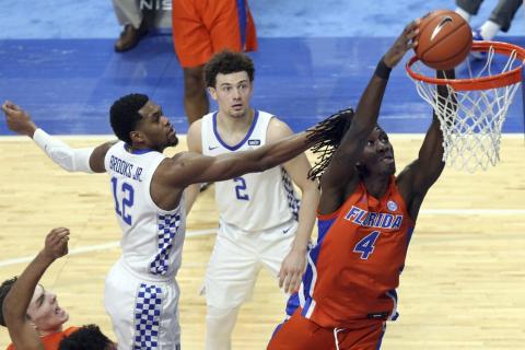 Florida's Anthony Duruji (4) dunks near Kentucky's Keion Brooks Jr. (12) and Devin Askew (2) on Saturday in Lexington, Ky. (JAMES CRISP/Associated Press)
