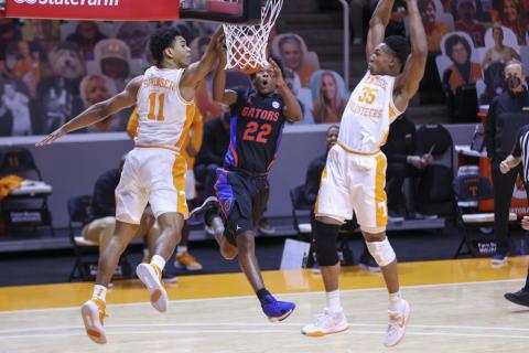 Florida's Tyree Appleby (22) goes to the basket against Tennessee's Jaden Springer (11) and Yves Pons (35) on Sunday