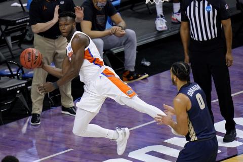 Florida forward Osayi Osifo, left, tries to save the ball from going out of bounds in front of Oral Roberts forward Kevin Obanor (0) during the second round of the NCAA Tournament at Indiana Farmers Coliseum on March 21 in Indianapolis. (AJ MAST/Associated Press)