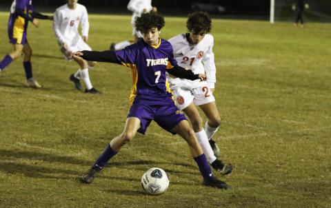 Columbia’s Wesley Wingate battles for possession of the ball with Leon’s Andres Fernandez on Wednesday night. (JORDAN KROEGER/Lake City Reporter)