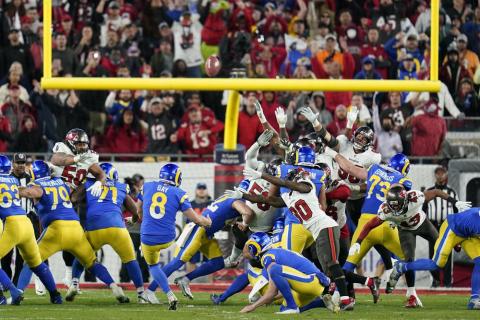 Los Angeles Rams' Matt Gay (8) kicks a 30-yard field goal to defeat the Tampa Bay Buccaneers in Sunday's divisional playoff game in Tampa. (JOHN RAOUX/Associated Press)