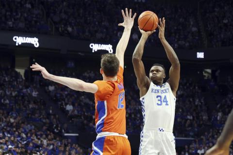 Kentucky's Oscar Tshiebwe (34) shoots while defended by Florida's Colin Castleton (12) during Saturday’s game in Lexington, Ky. (JAMES CRISP/Associated Press)