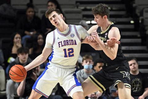 Florida forward Colin Castleton (12) drives against Vanderbilt center Liam Robbins during Tuesday’s game in Nashville, Tenn. (MARK ZALESKI/Associated Press)