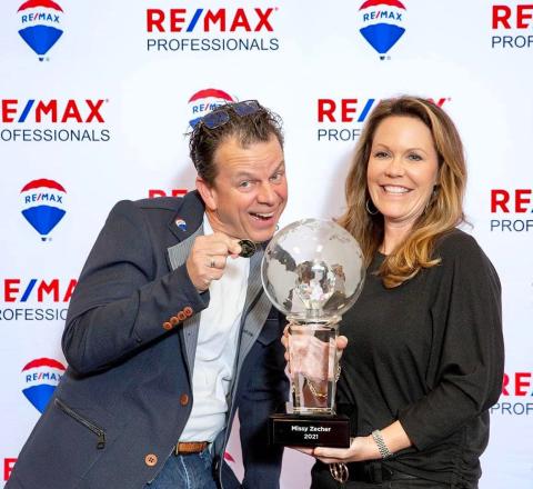 RE/MAX agent Missy Zecher (right) poses with her Circle of Legends award during an awards ceremony in March. Her brother-in-law, Jon Jackson (left), also won the company’s ‘100% club’ award for earning between $100,000 and $249,999 in gross commissions. (COURTESY)