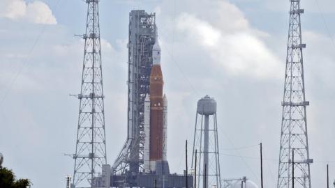 NASA’s new moon rocket sits on Launch Pad 39-B minutes after the launch was scrubbed on Monday in Cape Canaveral. (CHRIS O’MEARA/Associated Press)