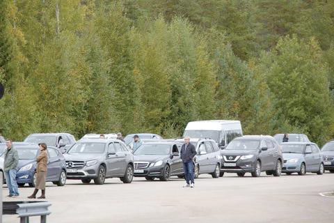 Cars queue to cross the border from Russia to Finland at the Vaalimaa border check point in Virolahti, Finland, on Friday. (SASU MAKINEN/Lehtikuva via AP)