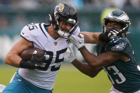 Jacksonville Jaguars tight end Dan Arnold runs with the ball past Philadelphia Eagles cornerback Josiah Scott during Sunday's game in Philadelphia. (MATT ROURKE/Associated Press)