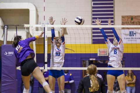 Union County’s Jaycee Davis fires a shot over the net between Branford’s Kayley Johnson (10) and Madyson Sikes (6) during Friday’s Region 3-1A semifinal. (JACK HOWDESHELL/Special to the Reporter)