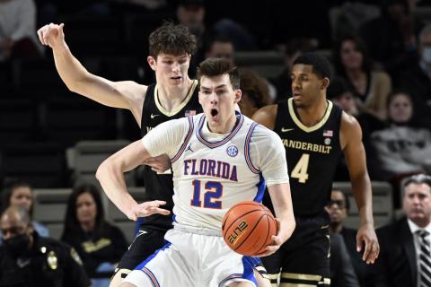 Florida forward Colin Castleton plays against Vanderbilt on March 1 in Nashville, Tenn. (AP FILE)