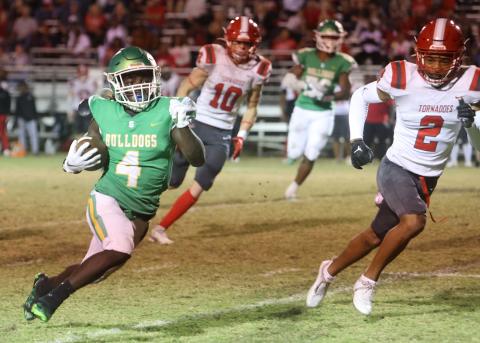 Suwannee running back Marquavious Owens rushes up the field against Bradford last Friday. (PAUL BUCHANAN/Special to the Reporter)