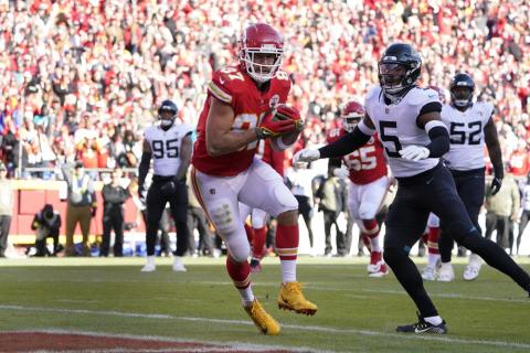 Kansas City Chiefs tight end Travis Kelce (87) catches a touchdown pass as Jacksonville Jaguars safety Andre Cisco (5) defends on Nov. 13 in Kansas City, Mo. (ED ZURGA/Associated Press)