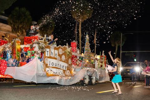 A girl tries to catch ‘snow’ blowing of The Journey Church’s float in the Downtown Christmas parade Saturday night in Mayo. (JACK HOWDESHELL/Special to the Reporter)