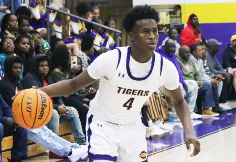 Columbia forward Ty'jahn Wright looks for a lane to drive to the basket against Santa Fe on Dec. 16. (JORDAN KROEGER/Lake City Reporter)