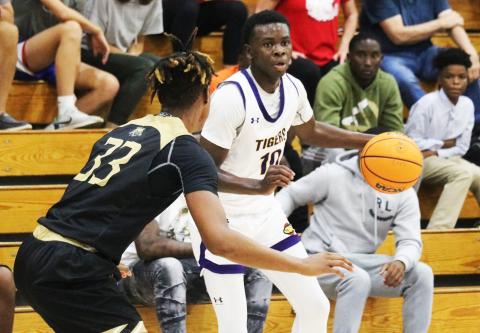 Columbia guard Isaac Broxey looks for a driving lane against Buchholz on Dec. 14, 2022. (JORDAN KROEGER/Lake City Reporter)