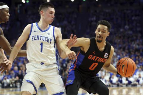 Florida's Myreon Jones is pressured by Kentucky's CJ Fredrick during Saturday’s game in Lexington, Ky., Saturday, Feb. 4, 2023 (JAMES CRISP/Associated Press)