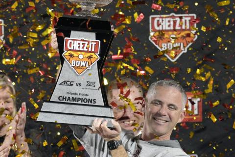 Florida State head coach Mike Norvell lifts the trophy after the team's win against Oklahoma in the Cheez-It Bowl on Dec. 29, 2022, in Orlando. (PHELAN M. EBENHACK/Associated Press)