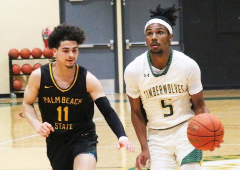 FGC guard Amayoa’ah Phillips drives to the basket while being defended by Palm Beach State College guard Eduardo Diaz on Jan. 17. (JORDAN KROEGER/Lake City Reporter)