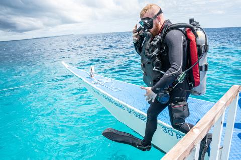 Jared Hires, Dive Rite’s general manager and son of owner and co-founder Lamar Hires, wears the company’s chest-mounted rebreather on a dive. (COURTESY)