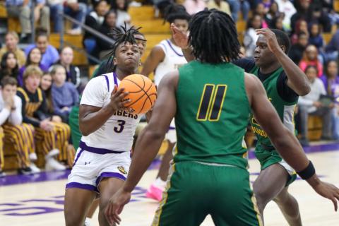 Columbia guard Zamarion Jones drives to the basket against Suwannee on Nov. 28, 2023. (BRENT KUYKENDALL/Lake City Reporter)