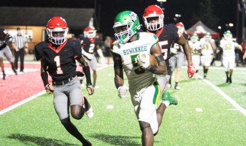 Suwannee receiver MJ Rossin races to the end zone for a touchdown against Appling County on Friday. (PAUL BUCHANAN/Lake City Reporter)