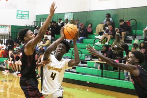 Suwannee’s Quez Jones drives to the basket against Lafayette’s Jadarius McQuay in the second half of Tuesday’s game. (MORGAN MCMULLEN/Lake City Reporter)
