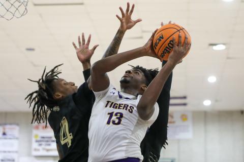Columbia forward rises to shoot between a pair of Oakleaf defenders on Dec. 6. (BRENT KUYKENDALL/Lake City Reporter)