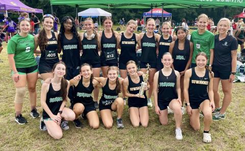 Ryleigh Hermanson (pictured holding trophy) won the Dueling Summits on Saturday and led the Suwannee to a team runner-up finish. (COURTESY)