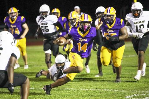 Columbia quarterback Xavier Collins scrambles up the field against Oakleaf during Friday’s Preseason Classic. (BRENT KUYKENDALL/Lake City Reporter)