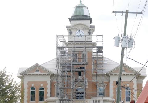 Scaffolding has been erected in front of the Suwannee County Courthouse as crews from O’Neal Roofing ready to replace the damaged courthouse dome. (JAMIE WACHTER/Lake City Reporter)