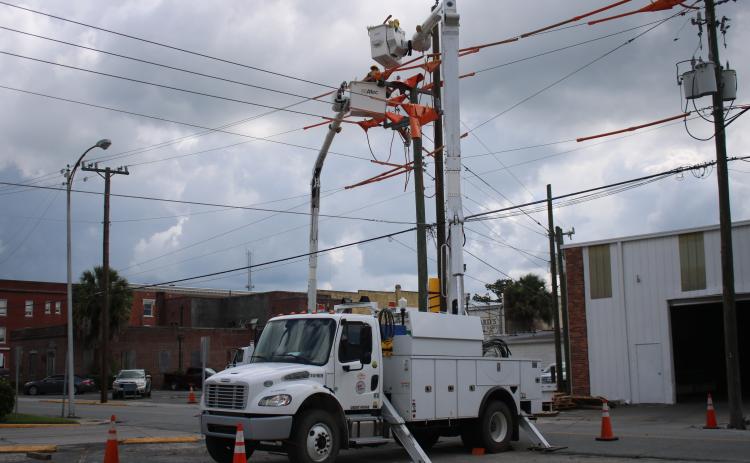 FPL crews at work on Northwest Columbia Avenue power lines last week. (TONY BRITT)