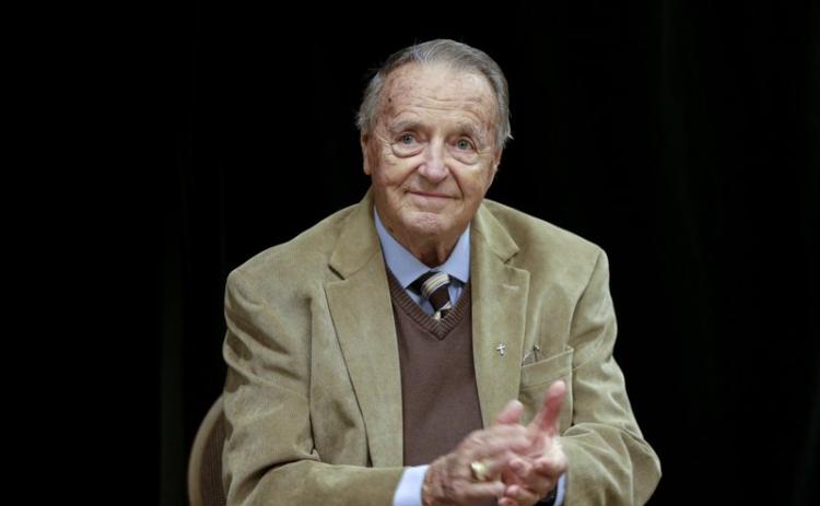 Retired Florida State football coach Bobby Bowden applauds following a Rotary Club luncheon on Jan. 10, 2018 in Omaha, Neb. Bowden, hospitalized last week after contracting covid-19, says he is feeling better and hopes to go home soon. Bowden, 90, told the Tallahassee Democrat on Monday, Oct. 12, 2020,"I am doing good. I appreciate everyone’s thoughts, I really do.” (AP FILE PHOTO)