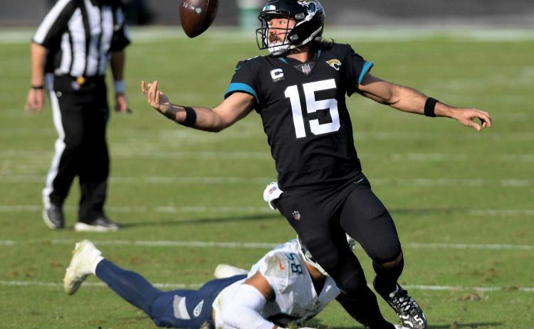 Jacksonville quarterback Gardner Minshew bobbles the ball on a late third-quarter scramble earlier this season against Tennessee. Minshew is competing for the starting job with Mike Glennon in practice this week. (BOB SELF/Florida Times-Union/TNS)