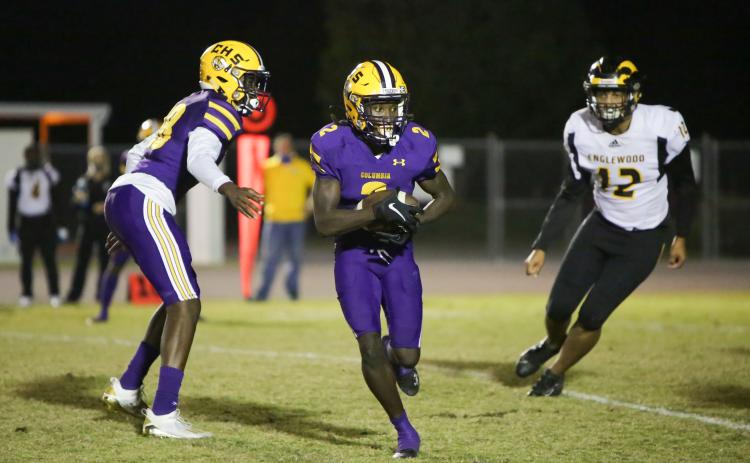 Columbia receiver takes a handoff from quarterback Marcus Peterson against Englewood on Nov. 6. (BRENT KUYKENDALL/Lake City Reporter)