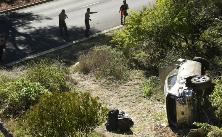 L.A. County Sheriff's officers investigate an accident involving famous golfer Tiger Woods along Hawthorne Boulevard on Tuesday in Rancho Palos Verdes, Calif. (WALLY SKALIJ/Los Angeles Times/TNS)
