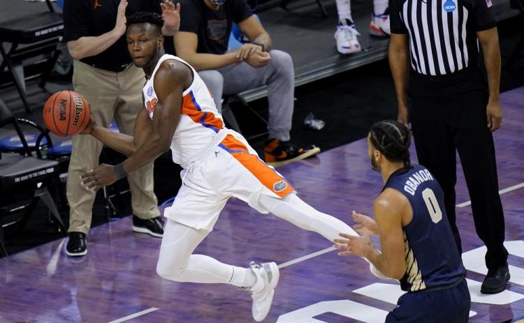 Florida forward Osayi Osifo, left, tries to save the ball from going out of bounds in front of Oral Roberts forward Kevin Obanor (0) during the second round of the NCAA Tournament at Indiana Farmers Coliseum on March 21 in Indianapolis. (AJ MAST/Associated Press)