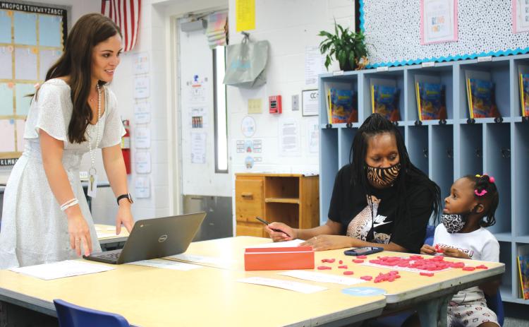 Sara Ellis (from left), a Summers Elementary School kindergarten teacher, introduces herself to Dejuan Sercey and Ar’Miracle Washington, 5, during the Monday ‘Meet the Teacher Event’ at Summers Elementary School. (TONY BRITT/Lake City Reporter)