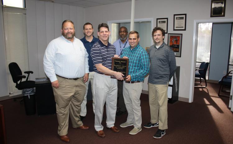 Lake City Reporter Publisher Todd Wilson (from left), Sports Editor Jordan Kroeger, CNI President Mark Major, Reporter Tony Britt, Editor Jamie Wachter and Assistant Editor Morgan McMullen pose with the President’s Award for Outstanding Journalism. (CHRIS RATLIFF/Lake City Reporter)
