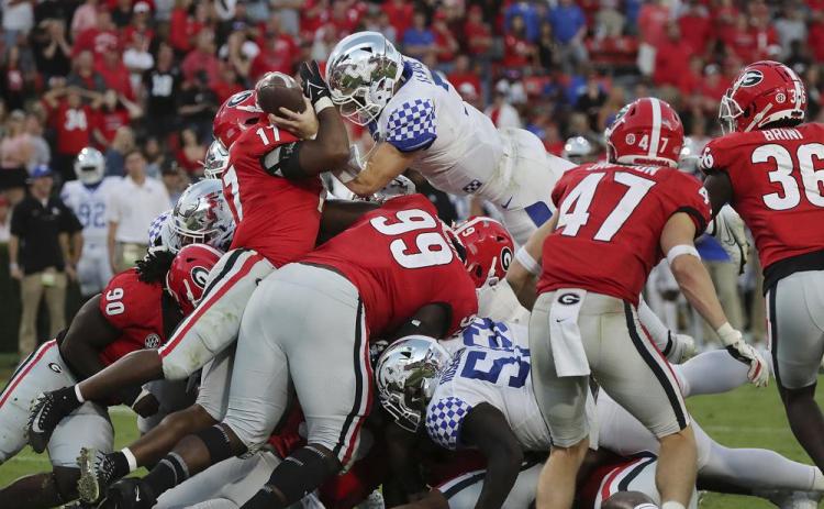 Georgia makes a play against Kentucky on Oct. 16 in Athens. (CURTIS COMPTON/Atlanta Journal-Constitution via AP)