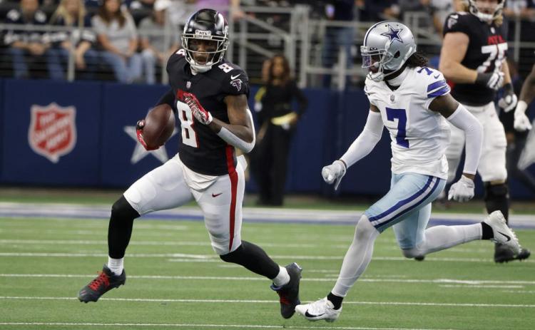 Atlanta Falcons tight end Kyle Pitts (8) catches a pass for a first down as Dallas Cowboys cornerback Trevon Diggs (7) on Nov. 14 in Arlington, Texas. (MICHAEL AINSWORTH/Associated Press)