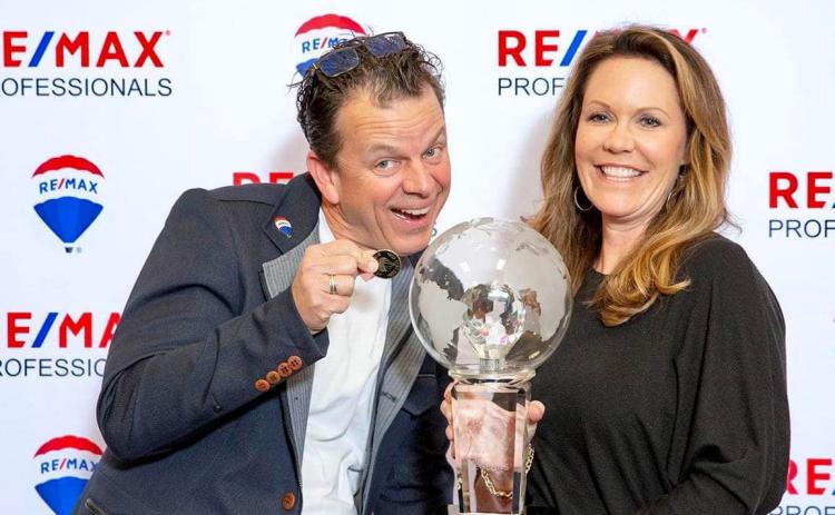 RE/MAX agent Missy Zecher (right) poses with her Circle of Legends award during an awards ceremony in March. Her brother-in-law, Jon Jackson (left), also won the company’s ‘100% club’ award for earning between $100,000 and $249,999 in gross commissions. (COURTESY)